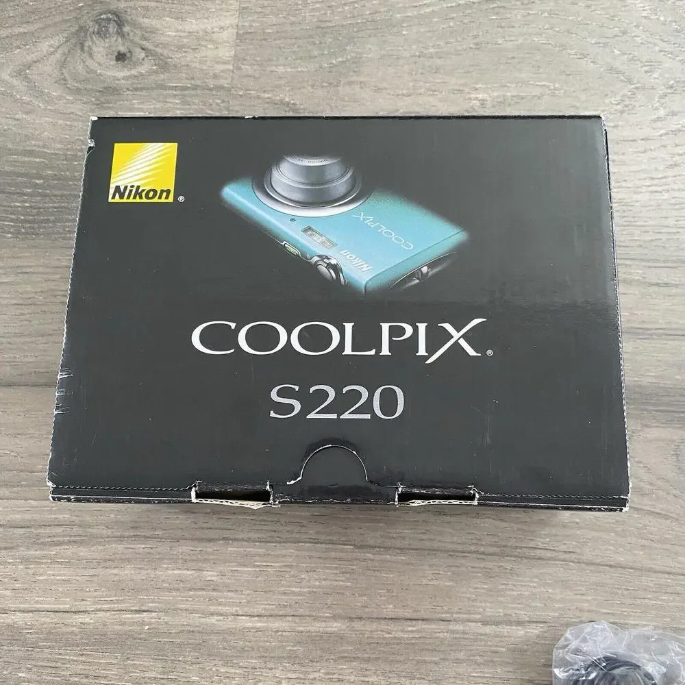 Nikon Coolpix E5200 5.1 MP Digital Camera 2X Batteries, charger, box - FOR PARTS